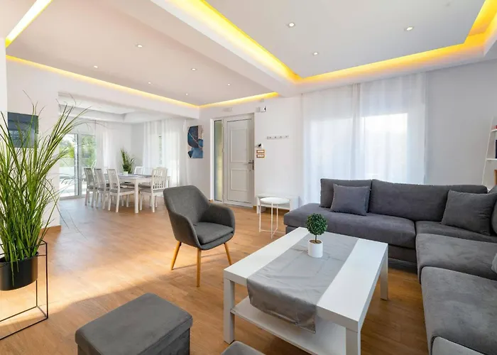 Dana By イアリソス