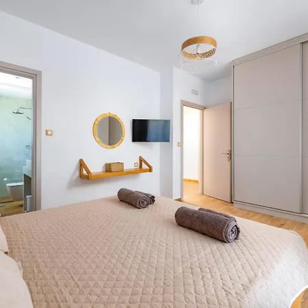 Dana By * Ялиссос